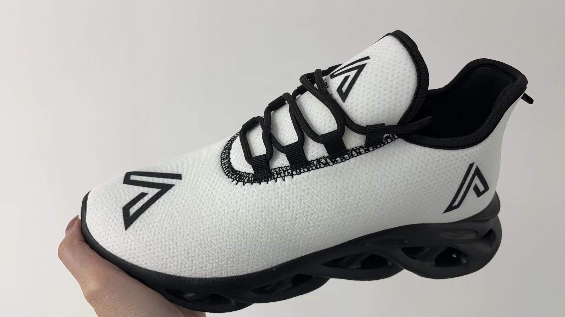 Vanguard Sneakers – White Black Edition